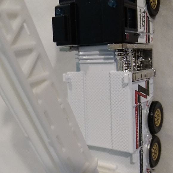 SALE! 2009 Mattel Matchbox Jensen Fire Dept. Ladder 5 - Picture 11 of 17